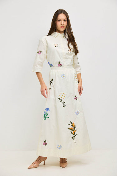 חצאית עם רקמה פרחונית