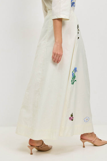 חצאית עם רקמה פרחונית