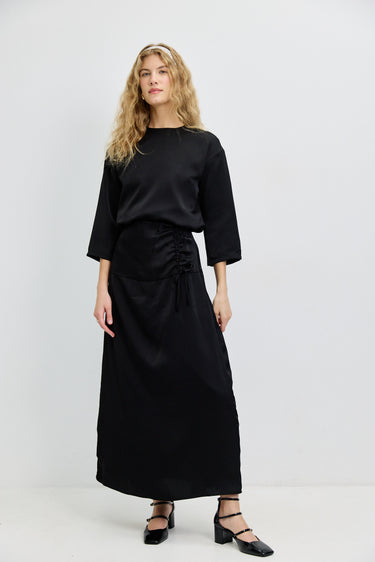 חצאית סאטן עם כיווץ BLACK