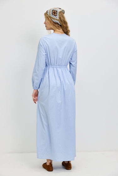 שמלה עם גומי וקשירה במותן SKY BLUE